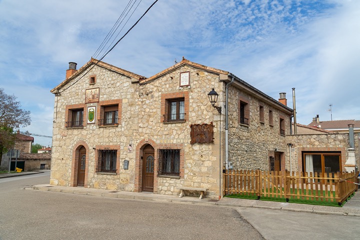 Fachada de piedra de la casa rural Doña Sol, en Vivar del Cid